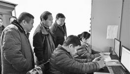 河南新鄉(xiāng) 重污染天氣來(lái)襲環(huán)保公安聯(lián)合檢查水泥企業(yè) 