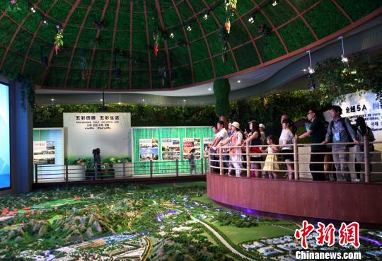 圖為海外媒體記者參觀玉林“五彩田園”現(xiàn)代特色農(nóng)業(yè)示范區(qū)?！钪拘?攝