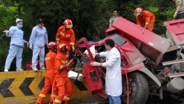 湖北咸豐一滿載水泥貨車撞上護欄3人被困