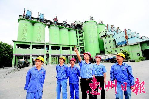     羅浮山水泥集團(tuán)有限公司董事長吳國 強(qiáng)（中）與員工一起研究企業(yè)課題。
    本報(bào)記者鐘暢新 攝
