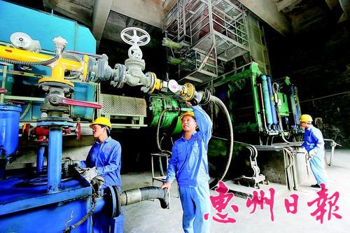 工人在生產(chǎn)車間維護(hù)保養(yǎng)機(jī)器設(shè)備。 本報(bào)記者鐘暢新 攝
