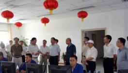 水泥廠里這列沒有終點的環(huán)行列車 全靠他把控