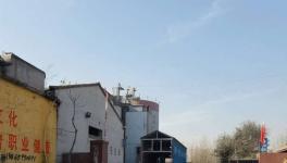 這兩家水泥廠白天干干凈凈 夜晚機(jī)器轟鳴車來車往