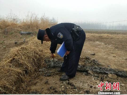 警方正在對被盜路面進(jìn)勘測。警方供圖