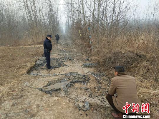 警方正在對被盜路面進(jìn)勘測。警方供圖