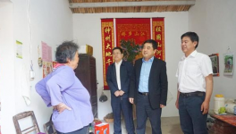 集團(tuán)副總經(jīng)理、水泥股份黨委書記王建超到江老家村、元圩村扶貧慰問