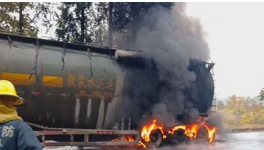 水泥車途中起火 徐州消防撲救排險(xiǎn)