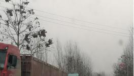 確山縣百噸貨車超載拉貨 水泥路成泥坑