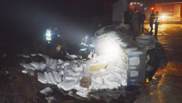 泰安市一貨車(chē)滿(mǎn)載水泥翻入河溝   駕駛員已獲救