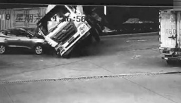 水泥攪拌車傾倒后壓扁兩輛車，3人死亡