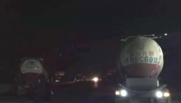 兩輛用水泥罐車(chē)做掩護(hù)的拉煤車(chē)輛被府谷民警查獲