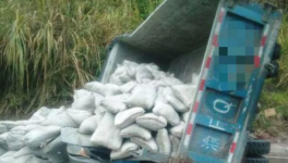 一貨車滿載水泥失控側(cè)翻 導致2人死亡