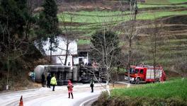 痛心！30噸水泥罐車側翻 2人死亡！