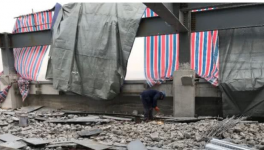 樓頂加建兩層違建 城管強制拆除