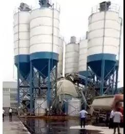 慘??！數(shù)百?lài)嵥鄡A泄！致2人死亡！