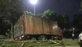 水泥運(yùn)輸車司機(jī)被困！緊急救援中... ...