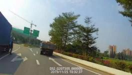 屢禁不止！又一水泥貨車側(cè)翻！