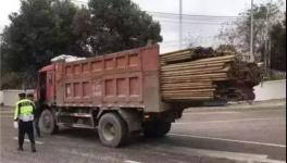 震驚交警！亡命超載，4米2拉26噸貨，超載1561%！