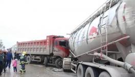 緊急救援！大貨車與散裝水泥車相撞，司機被困駕駛室！