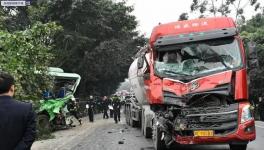 散裝水泥車追尾公交車致16人受傷！