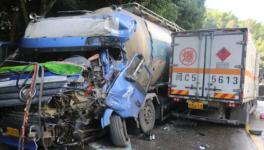 慘烈！滿載20噸水泥罐車與液化氣瓶貨車迎面相撞 ！