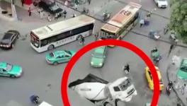 突發(fā)！路面塌陷，水泥罐車墜入大坑！